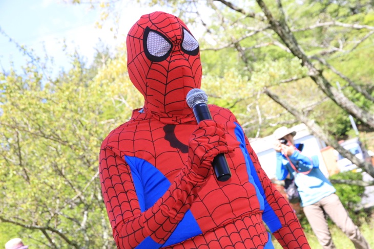 SSJ実行委員長の北澤肯さんからしてスパイダーマンの仮装で挨拶をしている