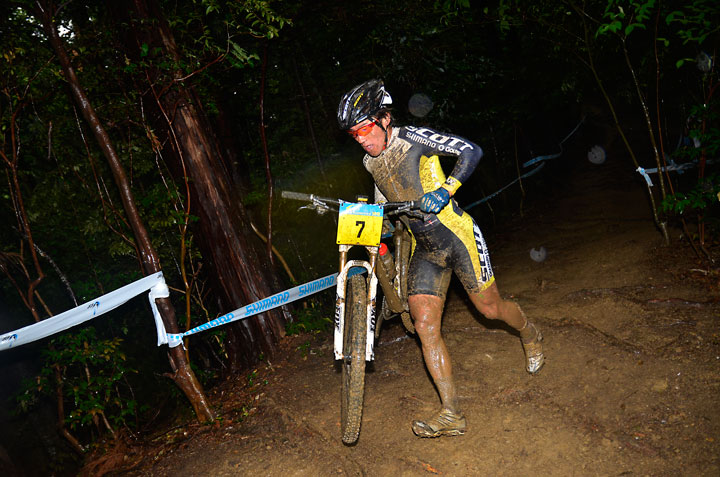 4位に入った松本駿(スコット)あまりの悪コンディションにバイクを降りる