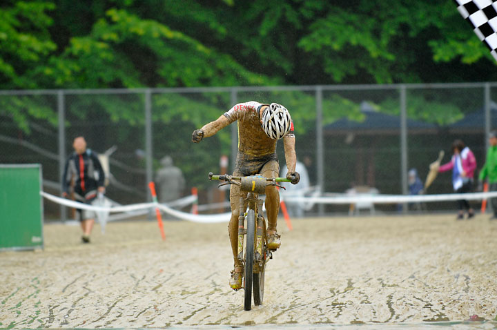 男子エリートで優勝を飾った斉藤亮(MIYATA-MERIDA)