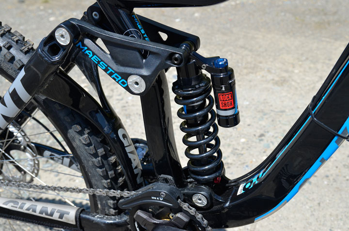 リアユニットはロックショックス VIVID AIR R2C
