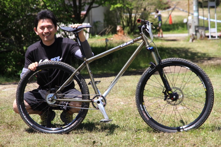 フランスと日本の共同プロデュースにより生まれる LEON Bike etalonに乗る八木沢さん