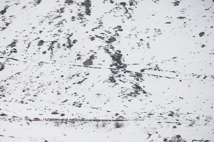 雪に包まれた1級山岳モンセニスを走るプロトン