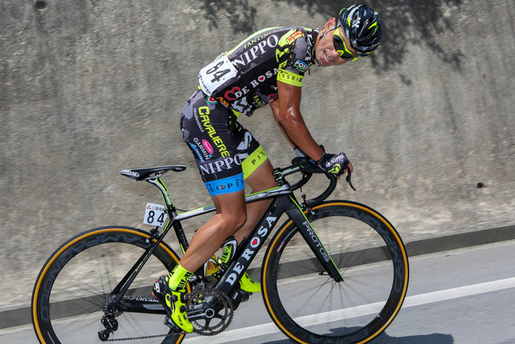 11周目、100km以上を逃げ続けた福島晋一(チームNIPPO・デローザ)が後続に吸収される