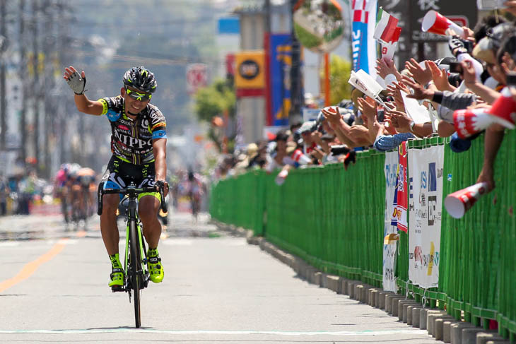 大声援を受ける地元飯田在住、10位の福島晋一(チームNIPPO・デローザ)