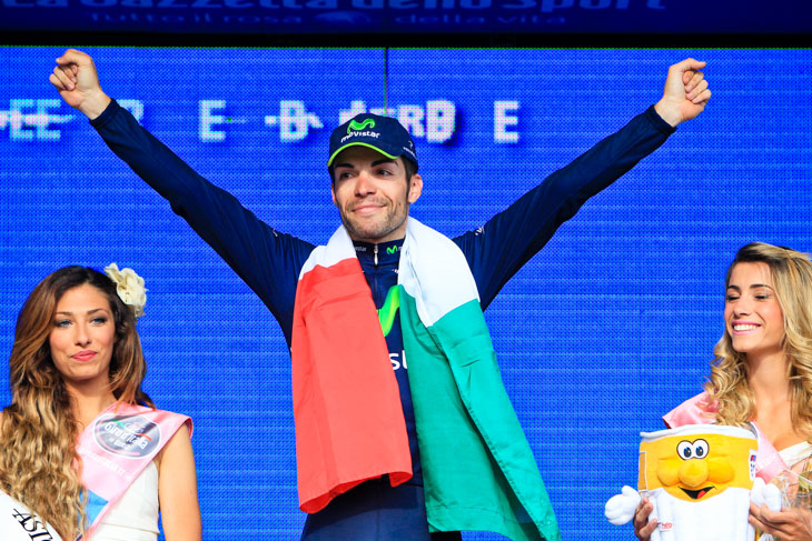 イタリア国旗を背負って表彰台に上がるジョヴァンニ・ヴィスコンティ（イタリア、モビスター）