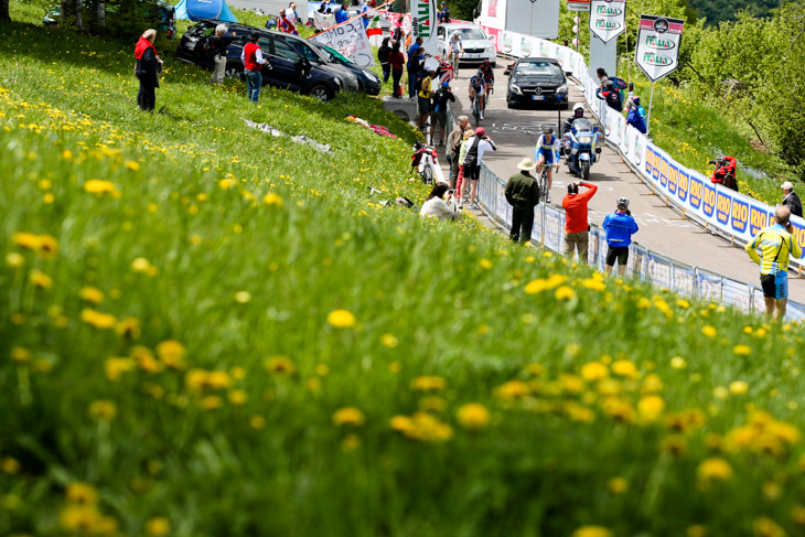 下り区間を含む20.6kmのヒルクライムコースを選手達が行く