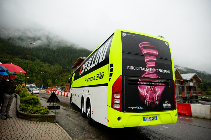 ディルーカをホテルに残し、ヴィーニファンティーニのチームバスが出発