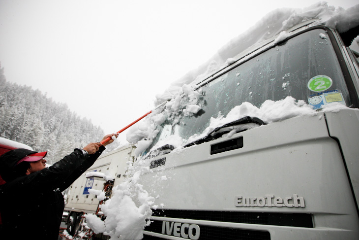 前日に現地入りした国営放送RAIのトラックにはたっぷりと雪が積もる