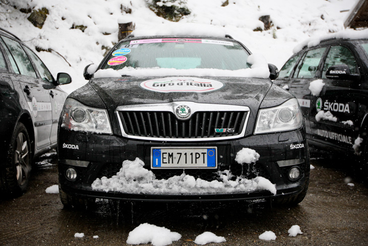 季節外れの雪に覆われた大会関係車両