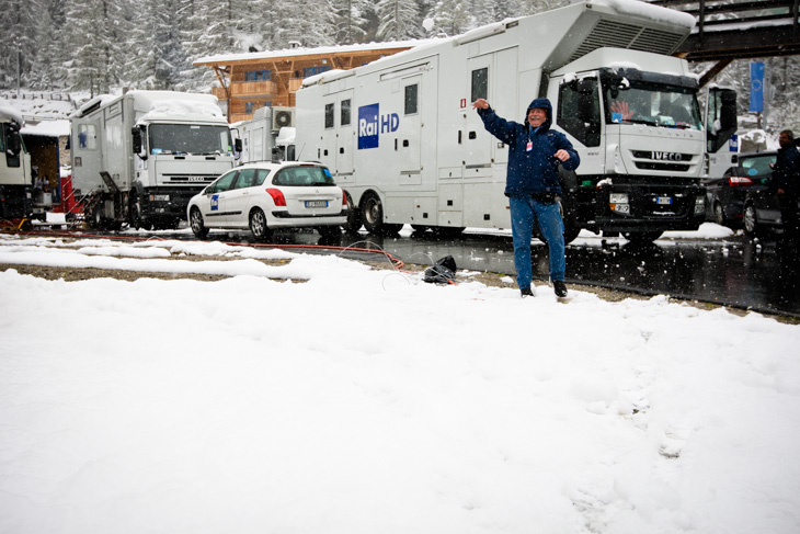 番組収録の間、いたるところで雪合戦が始まる