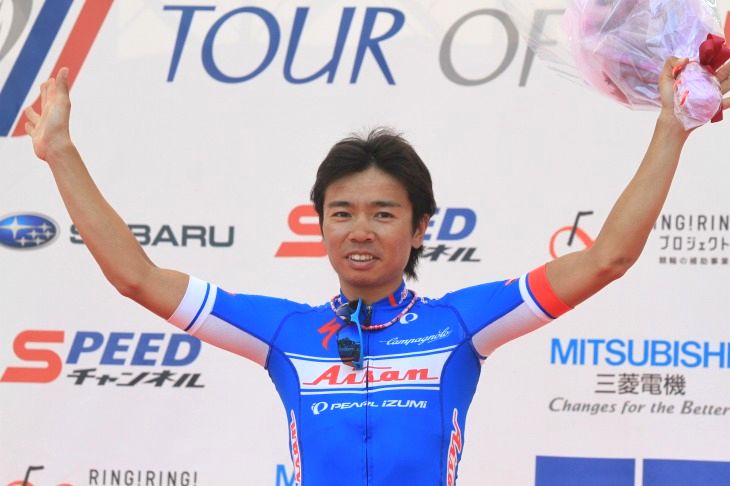 ステージ表彰 西谷泰治(愛三工業レーシング)