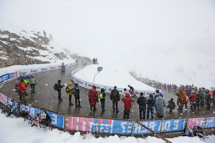 雪が降り続くトレチーメ・ディ・ラヴァレードを登る