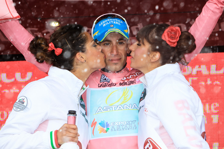 4分43秒リードでマリアローザを着るヴィンチェンツォ・ニーバリ(イタリア、アスタナ)