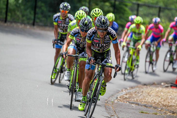 メイン集団はチームNIPPO・デローザがコントロール