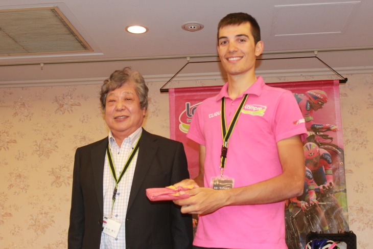 ワッケルマンにお土産のお箸を贈呈するカブトの社長・木村さん
