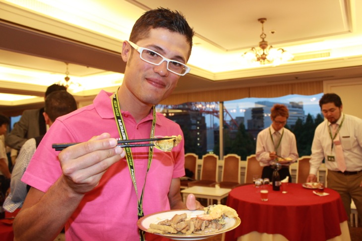 山岳賞のヴィガーノは箸を使いこなして「天ぷら」を食する