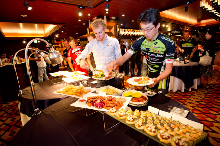 美味しそうな食事がズラリと並んだ会場。レースを終え、お腹をすかせていた選手たちに大好評だった