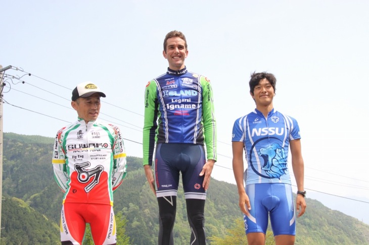 1aステージの上位3人 左から3位の小坂 正則(スワコレーシング)、1位のポール・ソールズベリー(イナーメ)、2位の倉林 巧和(日本体育大学自転車競技部)