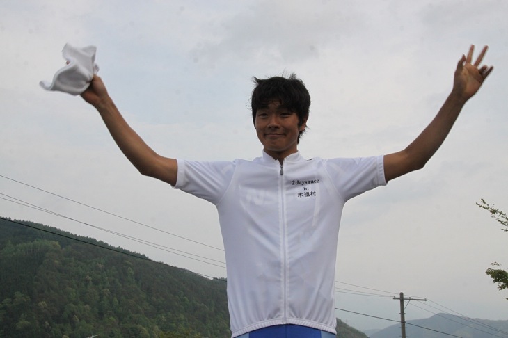 U23でトップのホワイトジャージを着る倉林巧和（日本体育大学自転車競技部）