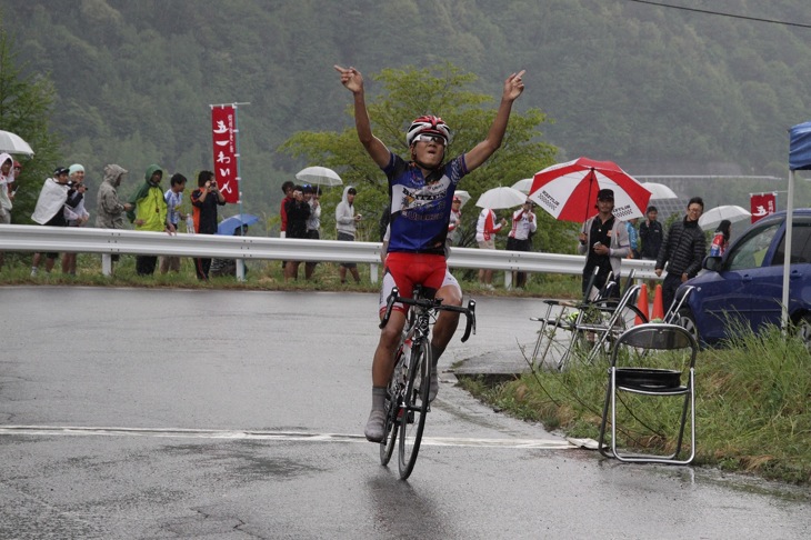 逃げ切った城田大和(TEAM BLITZEN)と倉林巧和(日本体育大学自転車競技部)