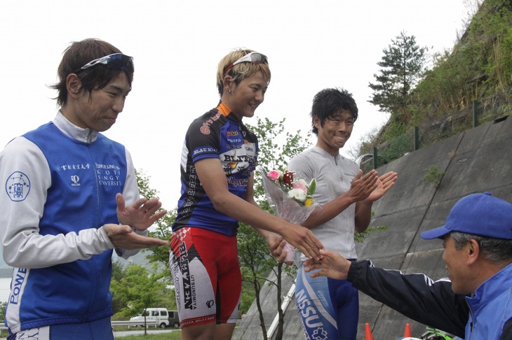 ステージ2の表彰式。左から3位の中井 路雅(京都産業大学自転車競技部)、1位の城田大和(TEAM BLITZEN)、2位の倉林巧和(日本体育大学自転車競技部)