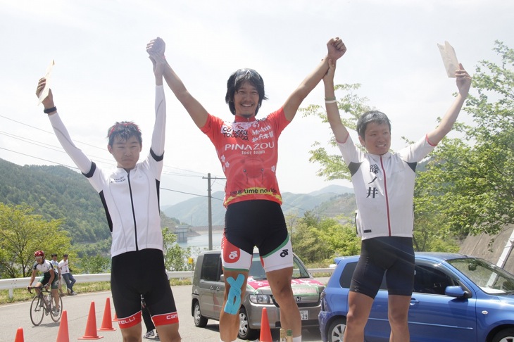ジュニア+スタッフ+コンソレーションレースの表彰式。左から3位の大田尚之(長野県中野立志館高等学校)、1位の水野 恭兵(Pinazou Test Team)、2位の横山航太(長野県篠ノ井高等学校)