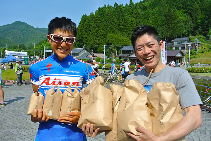 山岳賞の美山米ににっこりの中島康晴(愛三工業レーシング)と白石真悟(シマノドリンキング)