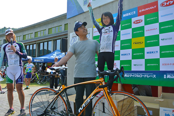 冠スポンサーのMBKから提供された高級ロードバイクが当たる抽選会。バイクは女の子の手に渡された