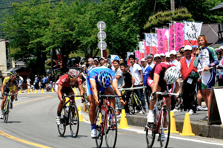 中島康晴（愛三工業レーシング）との僅差のゴールスプリントを制した大中巧基