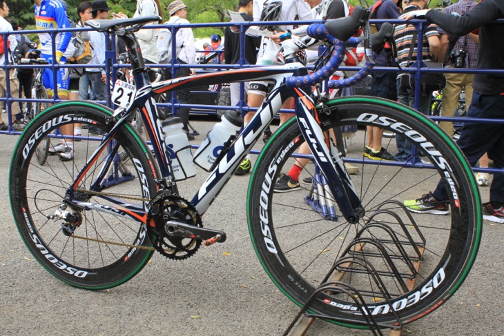 西薗良太(日本、チャンピオンシステム・プロサイクリング)のフジ SSTチーム