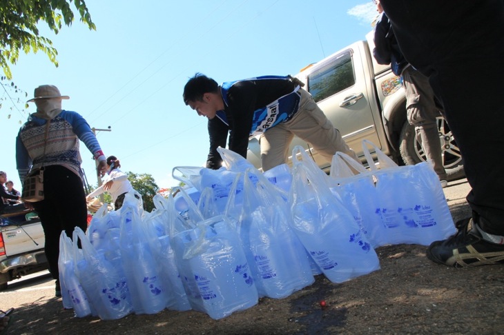 大量に補給される水ボトル　これが次々と選手に手渡されていく