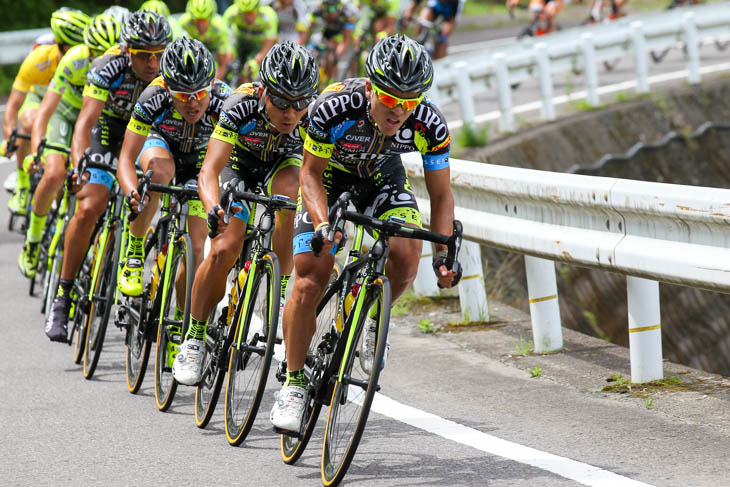 5周目、ペースを上げたチームNIPPO・デローザ