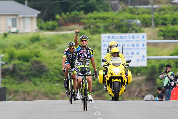 ジュリアン・アレドンド(チームNIPPO・デローザ)とフォルツナート・バリアーニ(チームNIPPO・デローザ)がワン・ツー