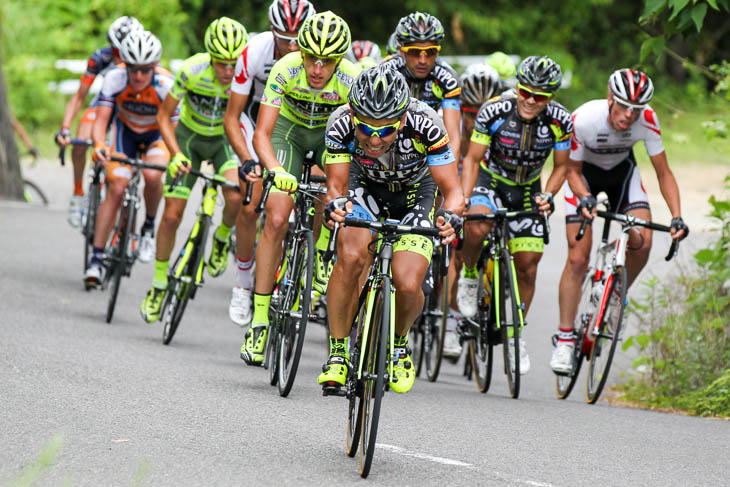 札立峠へ、福島晋一(チームNIPPO・デローザ)がペースを上げる