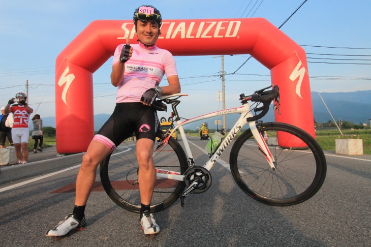 大会プロデューサーの鈴木雷太さん(BIKE RANCH)できたてのウェアで登場