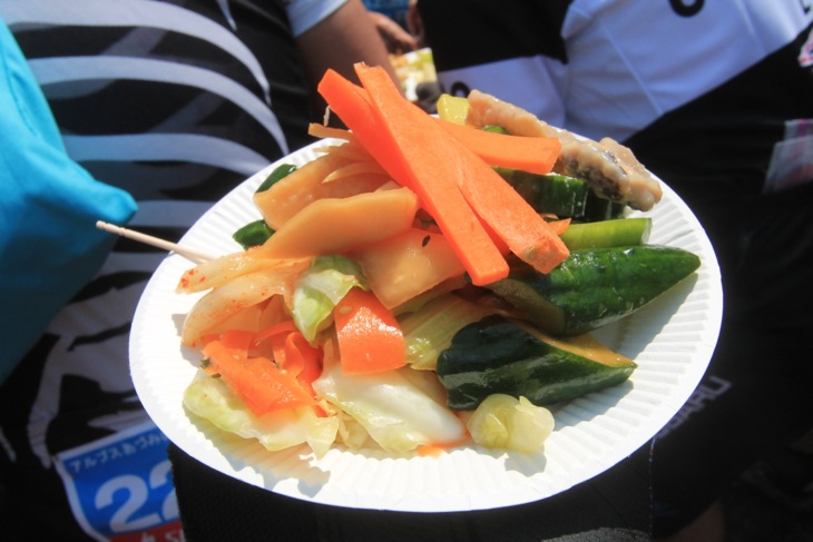 供される信州野菜のお漬物。喉が渇かないように塩分は少し控えめにしてあるとか