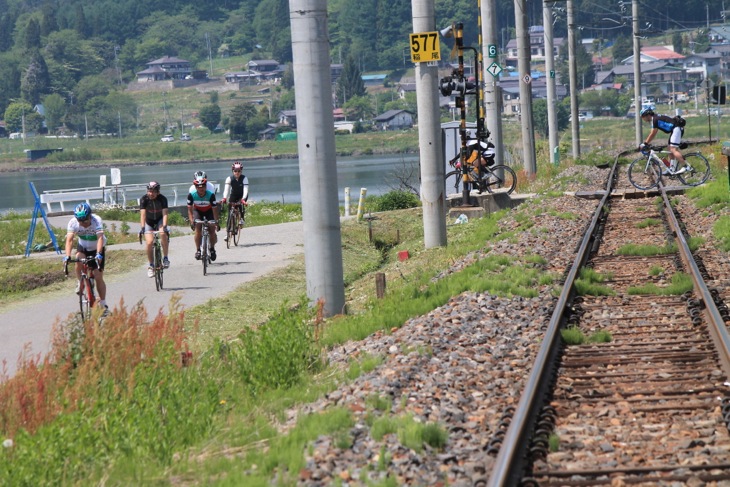 大糸線を渡り、のどかさいっぱいの仁科三湖の湖畔道路を走る