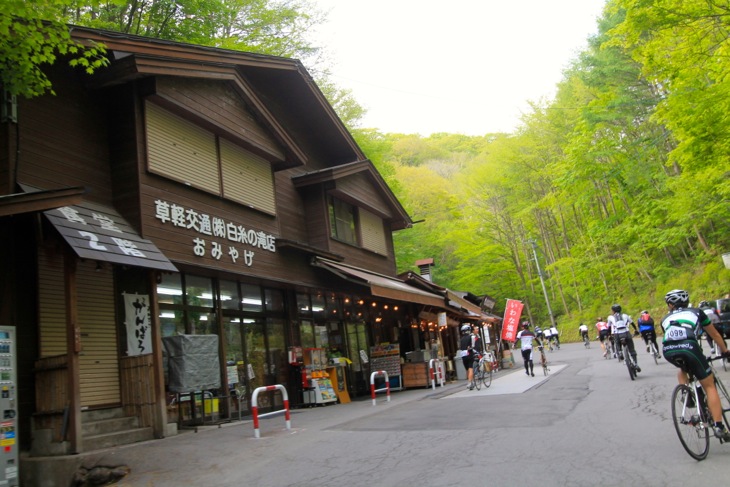 激坂の先にあるお土産物やでは早くも休憩に入る参加者が