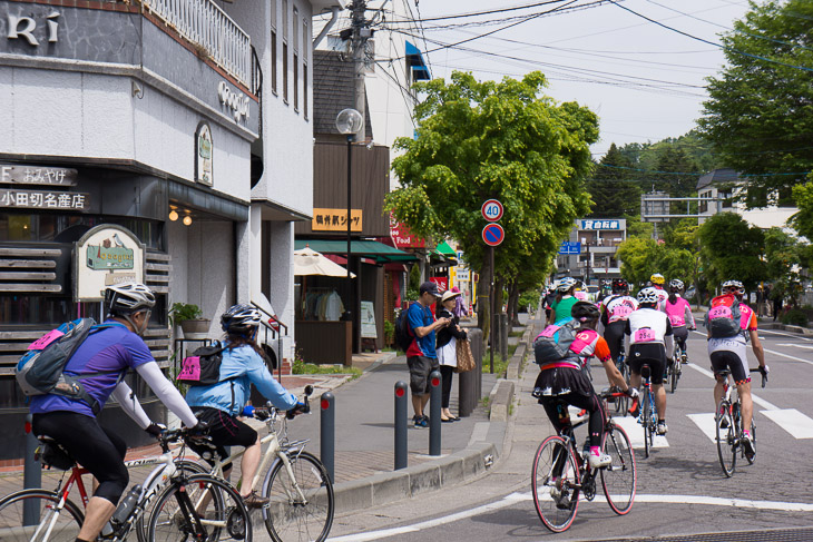 おしゃれなレストランやお土産屋さんが並ぶ軽井沢の市街地を通過する