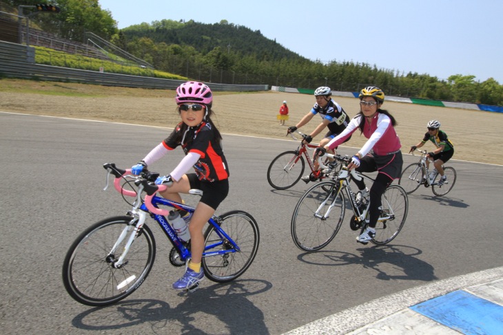 伴走ゼッケンシステムによって小学生も親と一緒にレースを楽しむことができる