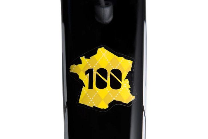 トップチューブにあしらわれたツール・ド・フランス100回記念を表すデカール