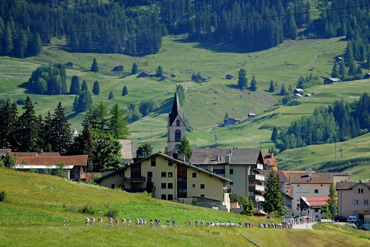 スイス東部の美しい風景の中を走る