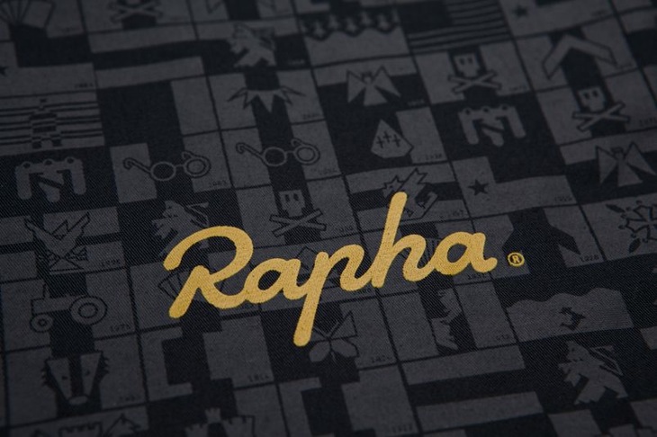 金文字で刺繍されたRaphaのロゴマーク