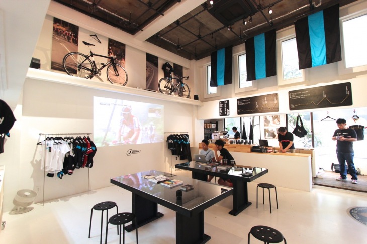 開放感があるRapha Cycle Club Tokyoの店内