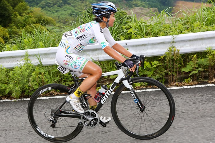 女子最終周回、與那嶺恵理(チーム・フォルツァ!)がゴールへ向けて独走