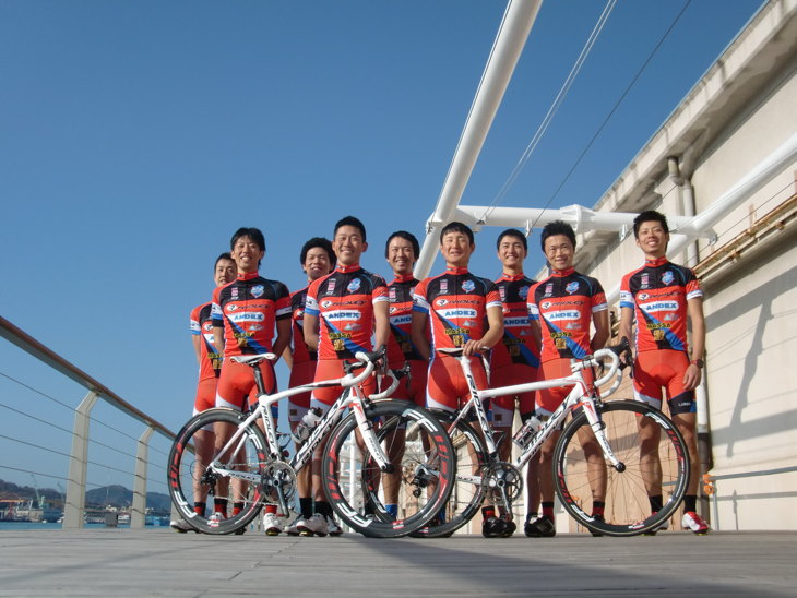 2013年から、チームは新体制「JPスポーツテストチームMASSA-ANDEX」として活動開始。チームのデザインがそれまでの青系統から赤系統へ変更となった