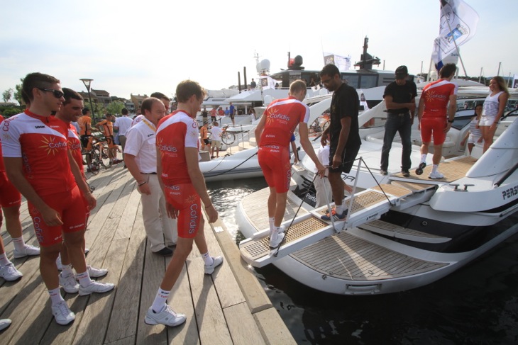 ボートに乗り込んでプレゼンテーション会場へ向かう選手たち