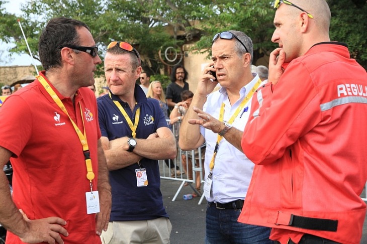アージェードゥーゼルのヴァンサン・ラブニュ－監督とレース審判たちが深刻な表情で対応を話し合う