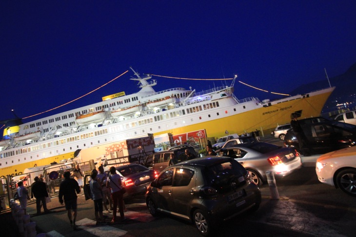 コルシカ島からニースへと渡るフェリーを待つ。ただしこちらはカルヴィ港からの軽車両限定便