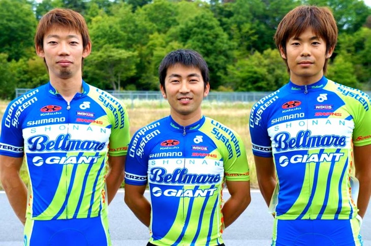サポートに当たってくれる湘南ベルマーレのメンバー。左から辻善光選手、内山GM、橘田脩平選手